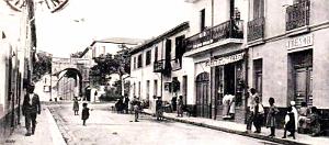 2815- Guelma - Rue Negrier et Porte de la Caserne2 - 1923